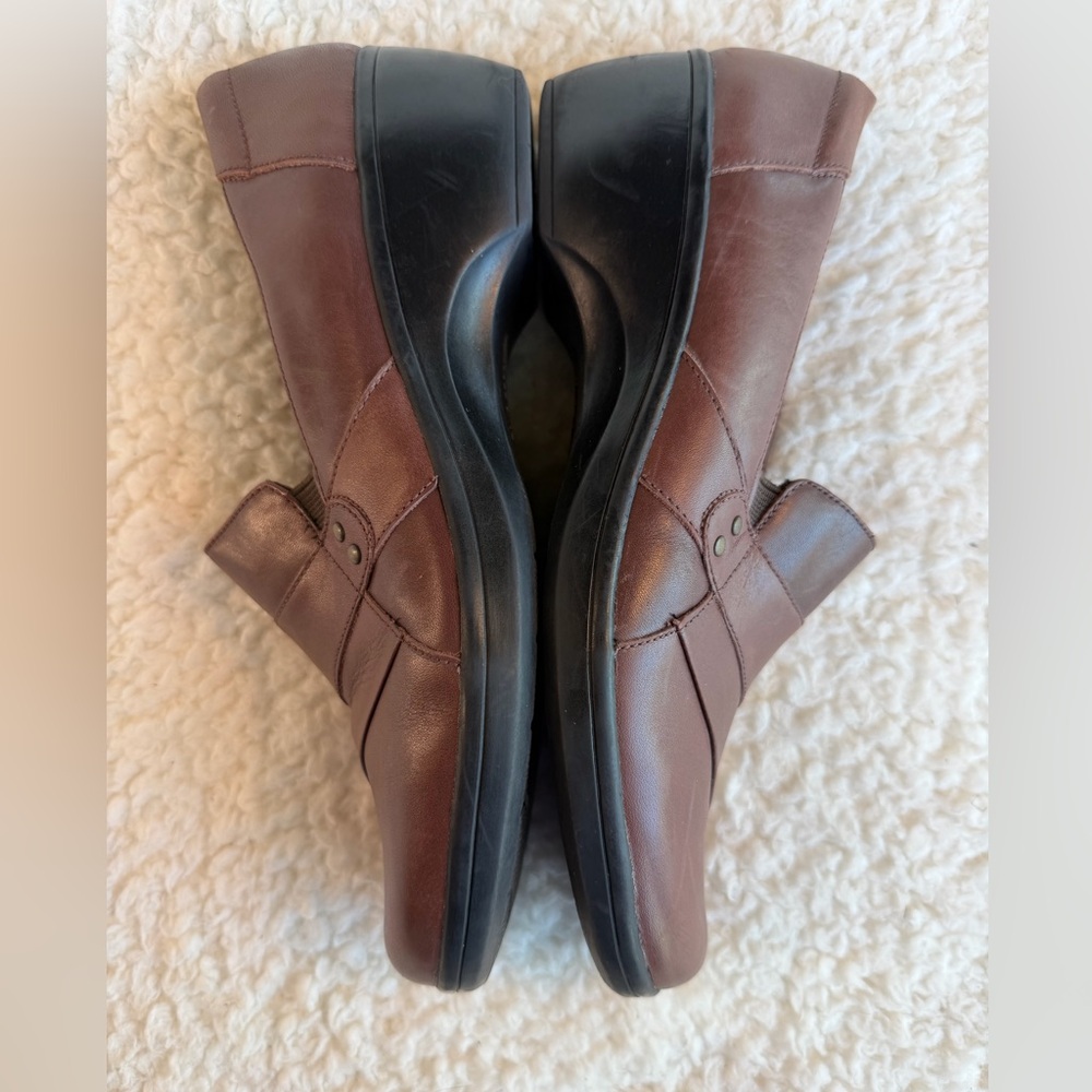 Clarks Slip On Loafers Brown Leather Comfort Shoes Women Size 10.5 - Picture 3 of 6